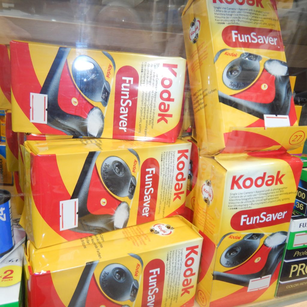 Kodak 使い捨てカメラ27枚撮り在庫あります。
黄色の写ルンですあります。
コダック黄色の写ルンですあります。